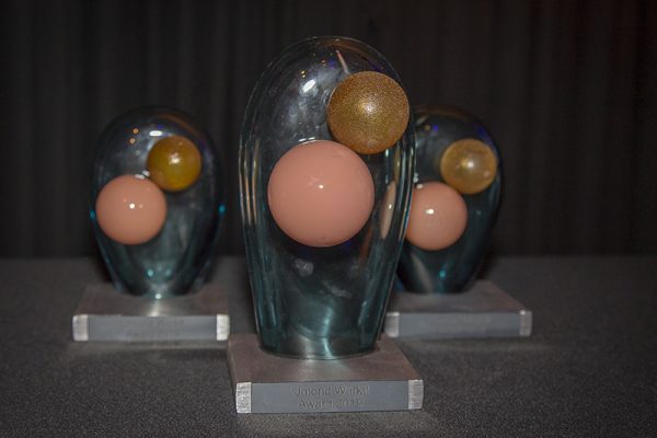 Gino Kessens (l) en Sander Slotemaken (r) vieren hun overwinning